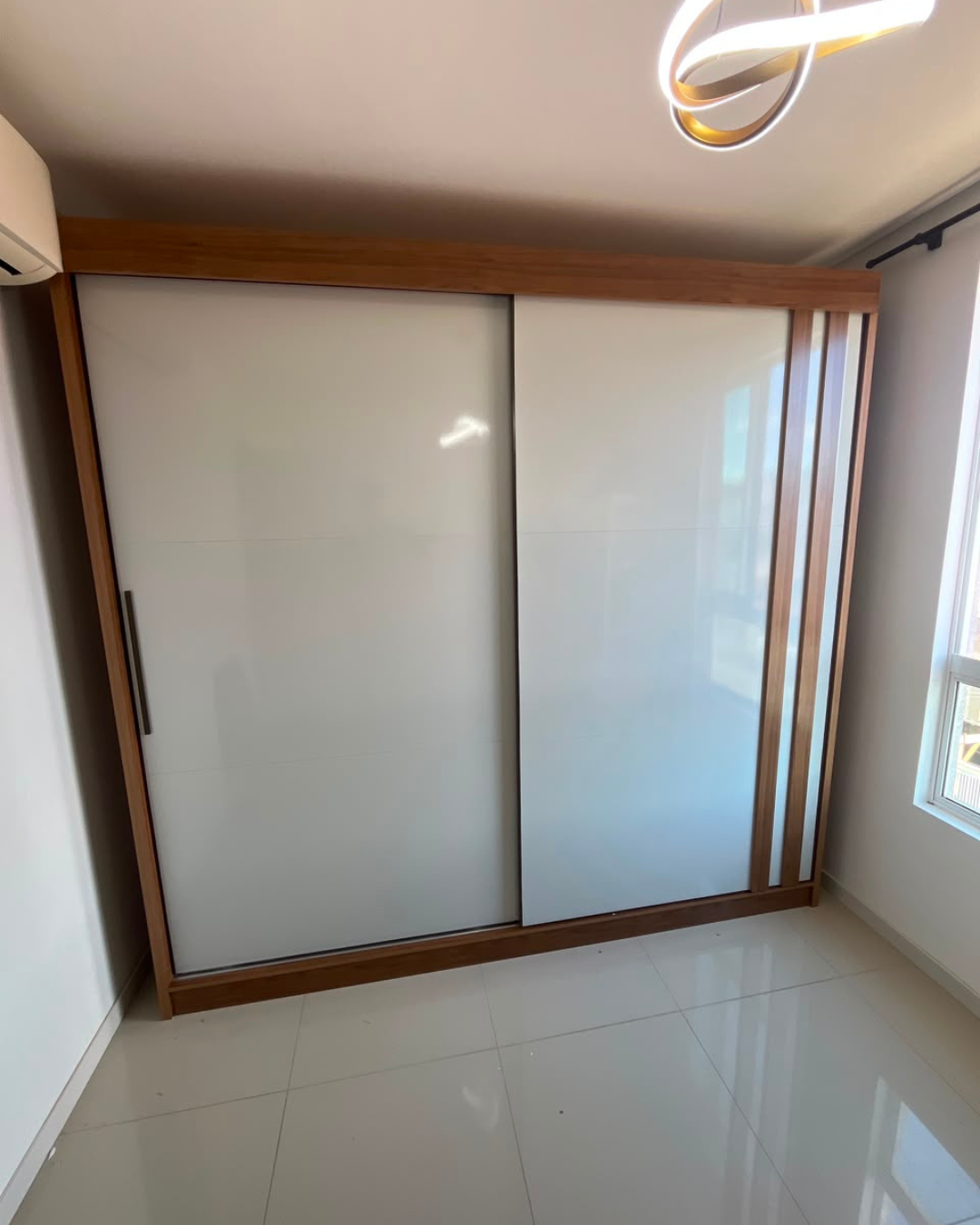Cabeceira de cama montada no quarto