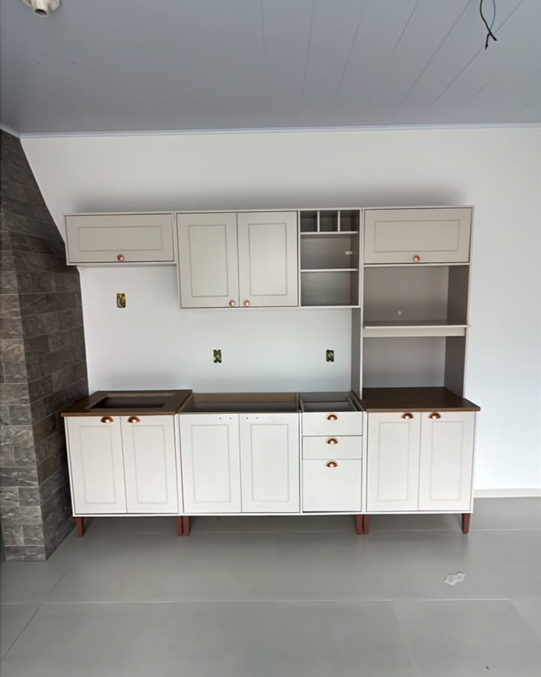 Rack e painel de TV com nichos organizados