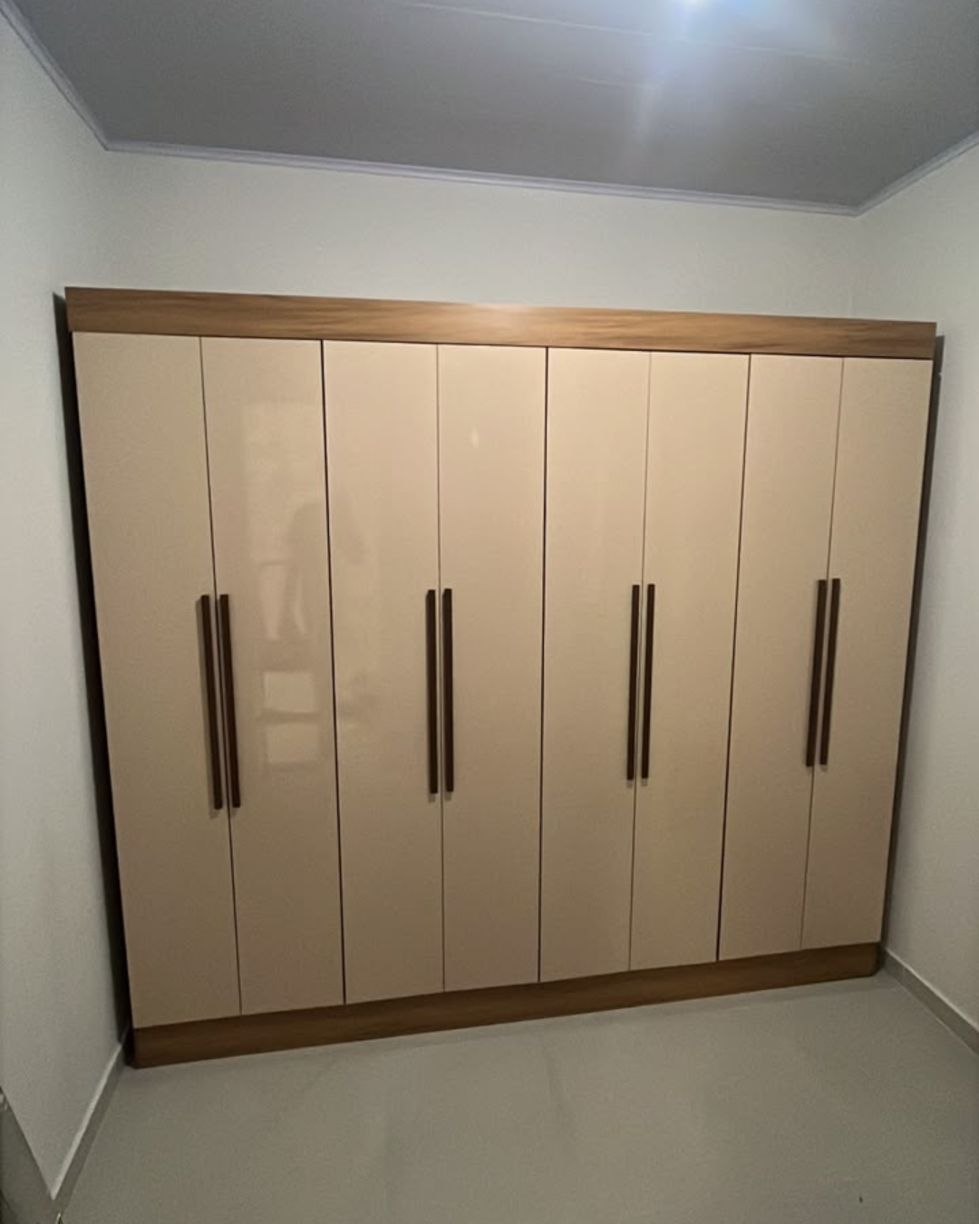 Painel de TV com rack montado na sala de estar