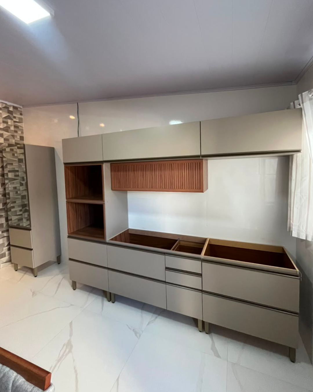 Guarda-roupa branco montado em quarto de casal