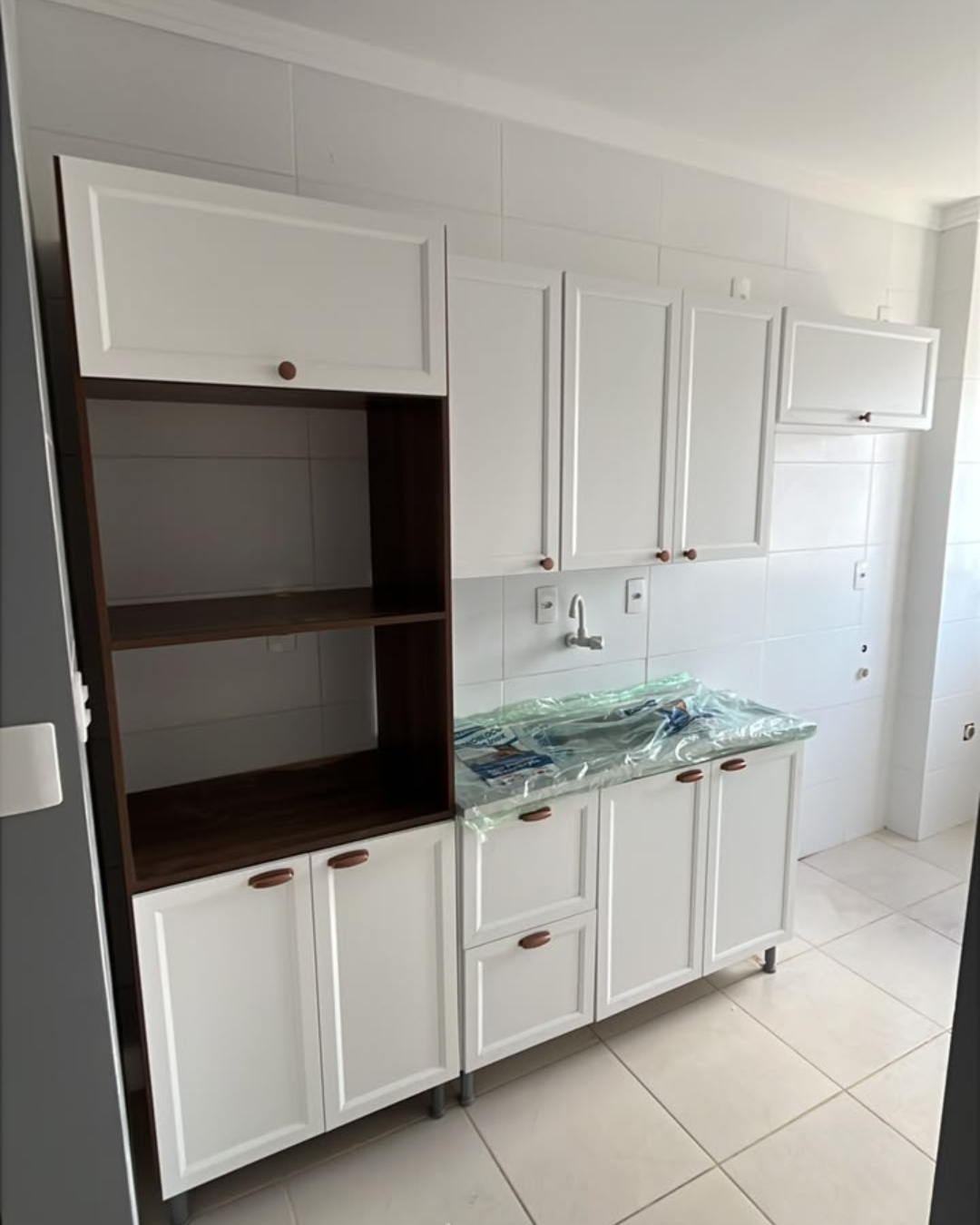 Guarda-roupa com espelho montado em ambiente residencial